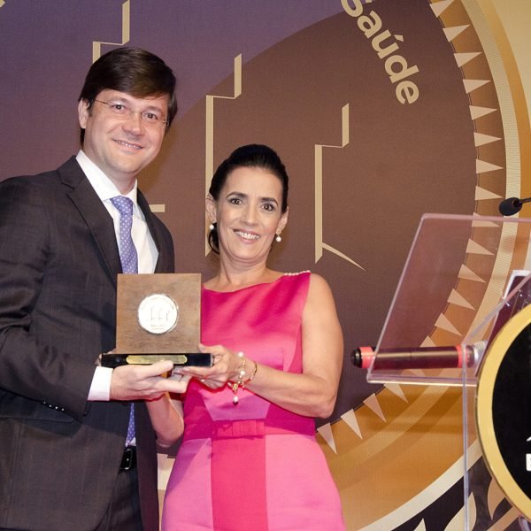 26 Fábio Brinso, ao lado de Tania Chagas, exibem o trofeu dourado na categoria Hospital Dia