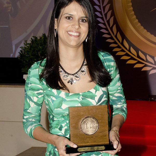 27 Fernanda Dias Gonzalez (Delfin Imagem) posa com o trofeu máximo na categoria Diagnóstico por Imagem