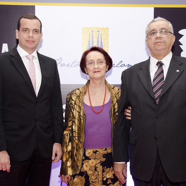 70 Eduardo Queiroz ao lado dos pais (Oneide Queiroz e Eduardo Marinho), a quem ele sempre dedica o prêmio Benchmarkring Saúde